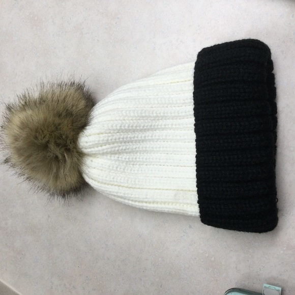 Pom hat and scarf - Picture 5 of 7